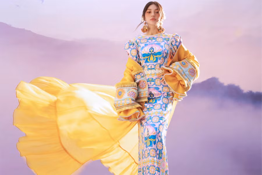 Á hậu 2 Hoa hậu Thế giới Việt Nam 2023 Minh Kiên diện mẫu váy có hoa văn độc đáo, đẹp mắt. Thông qua bộ sưu tập, nhà thiết kế thể hiện sự nỗ lực trong việc gìn giữ và lan tỏa vẻ đẹp độc đáo của văn hóa vùng cao đến với công chúng