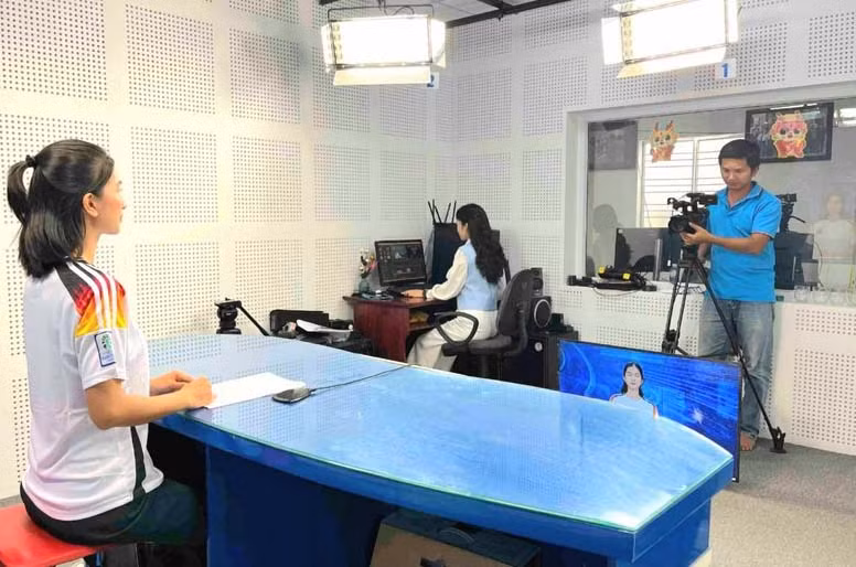 Báo Gia Lai tích cực sản xuất các sản phẩm báo chí đa phương tiện nhằm đáp ứng nhu cầu bạn đọc. Ảnh: P.L