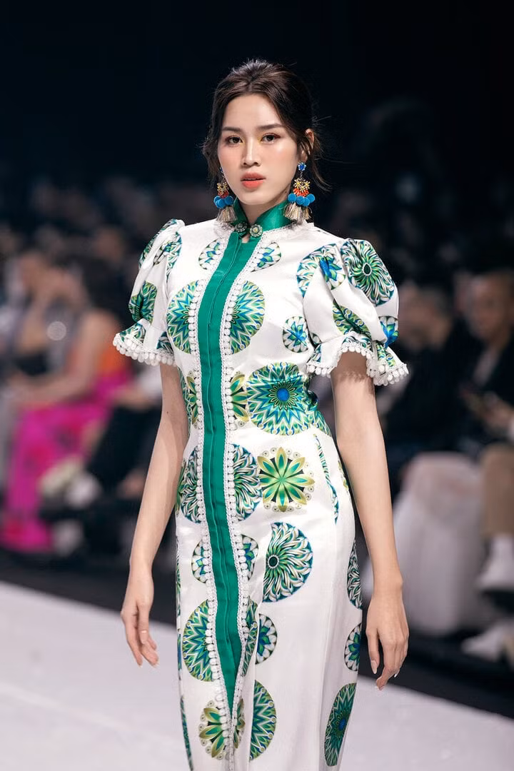 Hoa hậu Đỗ Thị Hà mở màn bộ sưu tập mang tên "Tơ hồng" của NTK Thủy Nguyễn.