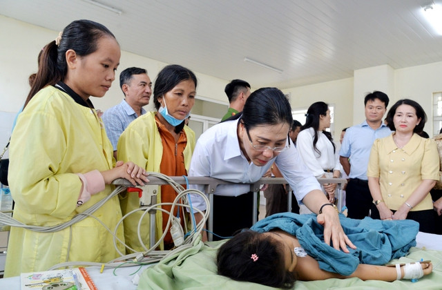 Bí thư Tỉnh ủy Quảng Ngãi thăm hỏi 2 cháu Lê Hồng Như Y. và Lê Hồng Châu N. tại bệnh viện. Ảnh: T.Trực Bí thư Tỉnh ủy Quảng Ngãi thăm hỏi 2 cháu Lê Hồng Như Y. và Lê Hồng Châu N. tại bệnh viện. Ảnh: T.Trực