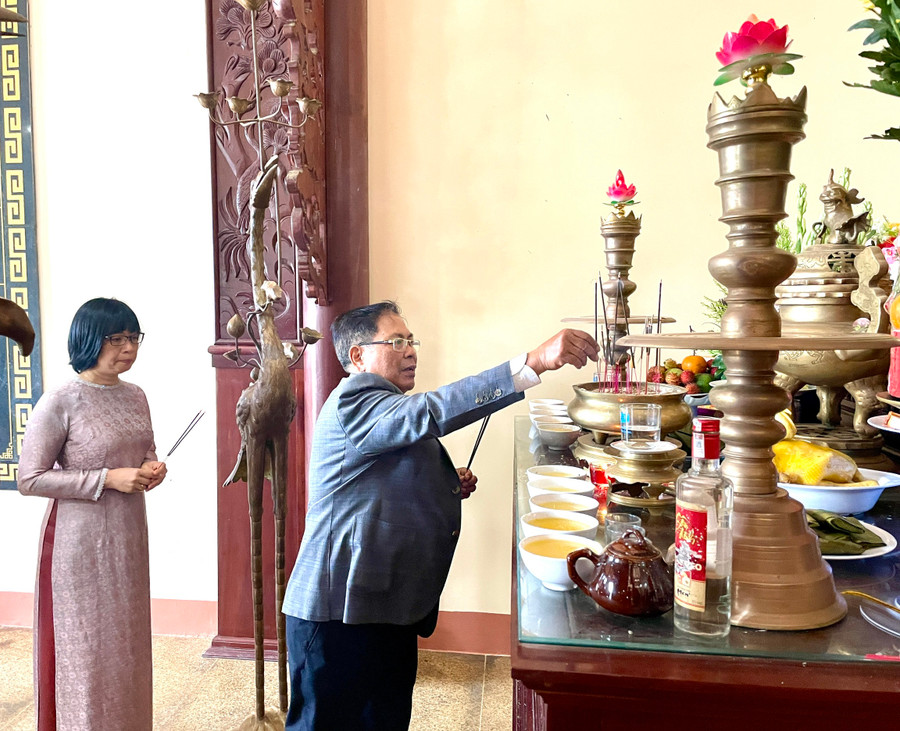 Từ phải sang, nguyên Bí thư Tỉnh ủy Hà Sơn Nhin và Phó Chủ tịch phụ trách UBND tỉnh Nguyễn Thị Thanh Lịch thắp nén tâm hương tại Đền tưởng niệm liệt sĩ và Tượng đài chiến thắng Đak Pơ. Ảnh: L.N Từ phải sang, nguyên Bí thư Tỉnh ủy Hà Sơn Nhin và Phó Chủ tịch phụ trách UBND tỉnh Nguyễn Thị Thanh Lịch thắp nén tâm hương tại Đền tưởng niệm liệt sĩ và Tượng đài chiến thắng Đak Pơ. Ảnh: L.N