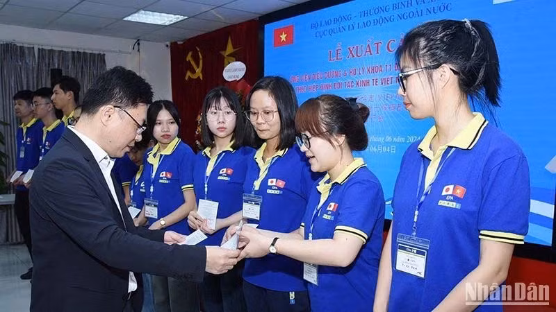 Phó Cục trưởng Cục Quản lý lao động ngoài nước Đặng Sĩ Dũng trao chứng chỉ cho các ứng viên điều dưỡng, nhân viên chăm sóc xuất cảnh sang làm việc tại Nhật Bản, ngày 4-6-2024. Ảnh: TRẦN HẢI