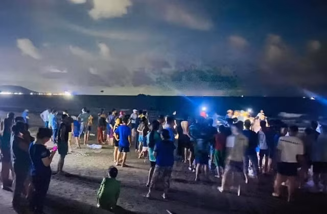 Hình ảnh người dân, lực lượng chức năng xuyên đêm tìm kiếm người đuối nước