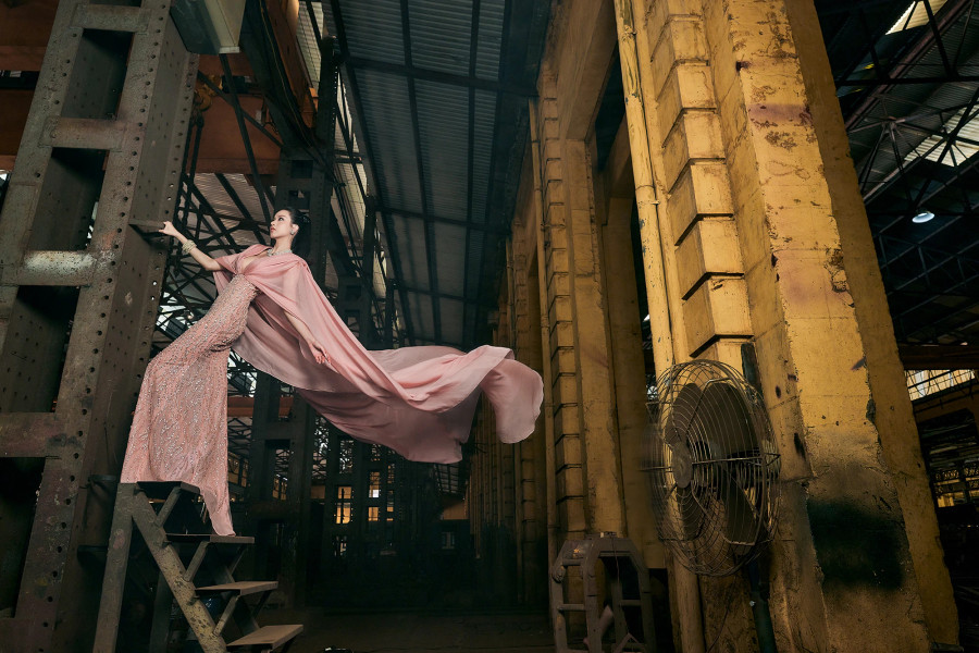 Mới đây, cô vừa bắt tay với nhà thiết kế Lê Ngọc Lâm trong bộ sưu tập Sương mai. Hầu hết những bộ cánh lần này đều có thiết kế cầu kỳ, đính kết nhiều chi tiết và giúp người mặc khoe được đường cong gợi cảm Mới đây, cô vừa bắt tay với nhà thiết kế Lê Ngọc Lâm trong bộ sưu tập Sương mai. Hầu hết những bộ cánh lần này đều có thiết kế cầu kỳ, đính kết nhiều chi tiết và giúp người mặc khoe được đường cong gợi cảm