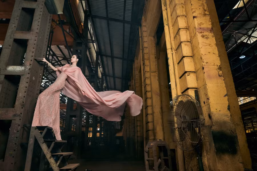 Mới đây, cô vừa bắt tay với nhà thiết kế Lê Ngọc Lâm trong bộ sưu tập Sương mai. Hầu hết những bộ cánh lần này đều có thiết kế cầu kỳ, đính kết nhiều chi tiết và giúp người mặc khoe được đường cong gợi cảm