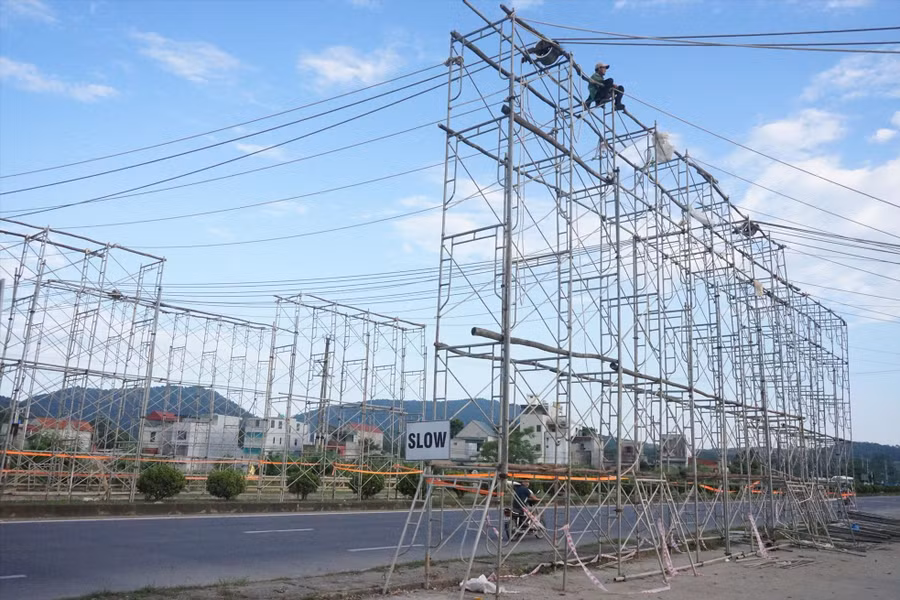 Công nhân thi công ở vị trí 34 đường dây 500kV Quỳnh Lưu - Thanh Hóa. Đơn vị thi công Công ty điện lực Cần Thơ Ảnh chụp ngày 4/6/2024.