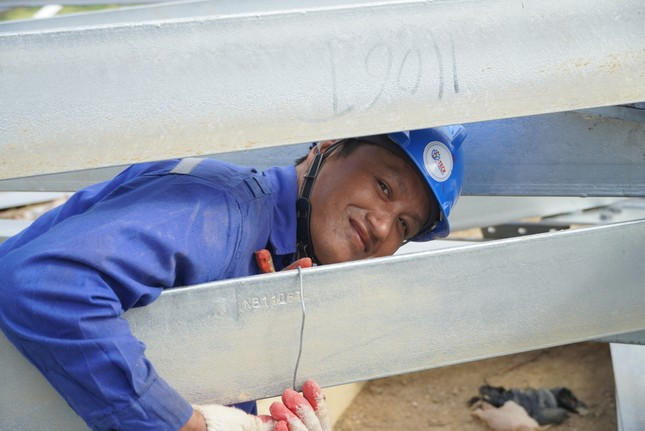 Mặc dù nguy hiểm, vất vả nhưng những công nhân ở đây vẫn luôn tươi cười, lạc quan về tiến độ của trụ số 9 Mặc dù nguy hiểm, vất vả nhưng những công nhân ở đây vẫn luôn tươi cười, lạc quan về tiến độ của trụ số 9