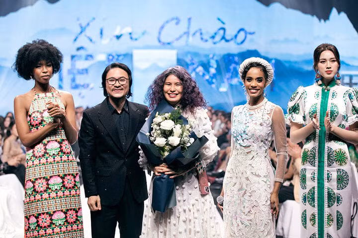 Ở phần kết màn trình diễn, Toni Ann Singh - Hoa hậu Thế giới 2019 gây ấn tượng khi xuất hiện trong tà áo dài Việt Nam, thể hiện ca khúc "Hello Việt Nam".