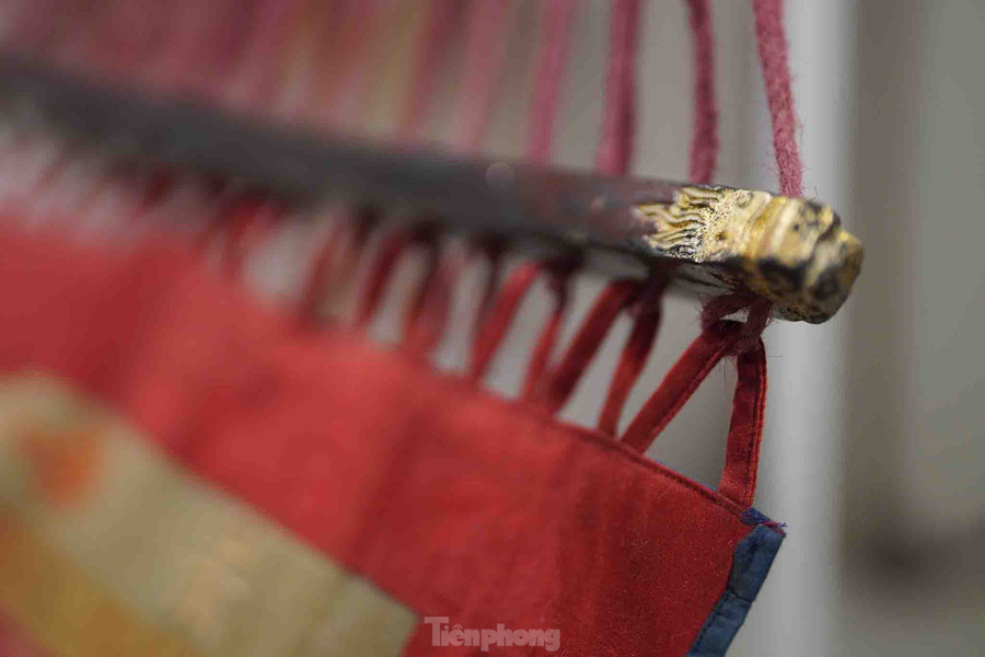 Hai đầu võng có chi tiết cái ngáng được thếp vàng. Ngáng hình cong dài ước 80 cm để xâu dây ở đầu võng vào, rồi kéo chụm lại móc vào đòn võng. Một số loại ngáng còn được làm bằng ngà voi. Hai đầu võng có chi tiết cái ngáng được thếp vàng. Ngáng hình cong dài ước 80 cm để xâu dây ở đầu võng vào, rồi kéo chụm lại móc vào đòn võng. Một số loại ngáng còn được làm bằng ngà voi.