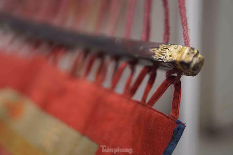 Hai đầu võng có chi tiết cái ngáng được thếp vàng. Ngáng hình cong dài ước 80 cm để xâu dây ở đầu võng vào, rồi kéo chụm lại móc vào đòn võng. Một số loại ngáng còn được làm bằng ngà voi.