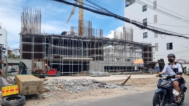 Chung cư Hoàng Đế có diện tích khoảng 2.000m2 hiện có rất ít công nhân thi công Chung cư Hoàng Đế có diện tích khoảng 2.000m2 hiện có rất ít công nhân thi công