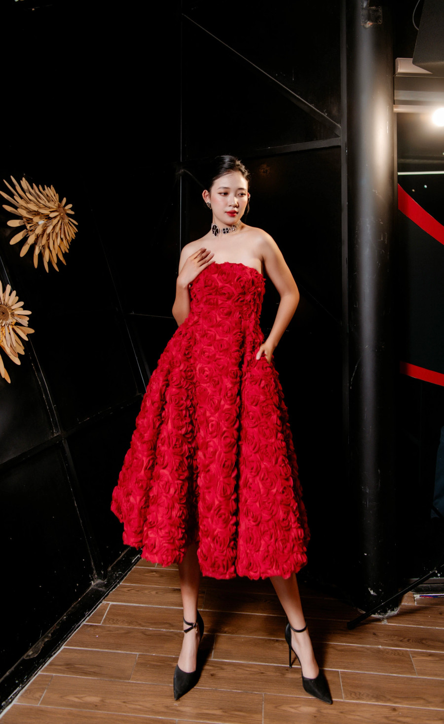 Hoa Đan nói khi thử sức ở đấu trường nhan sắc này, cô tự tin vì bản thân giàu năng lượng. Người đẹp cho rằng đây là thế mạnh, giúp cô mang đến làn gió mới ở Miss Universe Vietnam 2024. “Còn về hạn chế thì chắc là đôi lúc tôi thấy mình cũng hơi thiếu tự tin một chút. Vì tôi tin rằng sẽ có rất nhiều các bạn thí sinh đẹp và "nặng ký" trong cuộc thi năm nay”, cô bày tỏ Hoa Đan nói khi thử sức ở đấu trường nhan sắc này, cô tự tin vì bản thân giàu năng lượng. Người đẹp cho rằng đây là thế mạnh, giúp cô mang đến làn gió mới ở Miss Universe Vietnam 2024. “Còn về hạn chế thì chắc là đôi lúc tôi thấy mình cũng hơi thiếu tự tin một chút. Vì tôi tin rằng sẽ có rất nhiều các bạn thí sinh đẹp và "nặng ký" trong cuộc thi năm nay”, cô bày tỏ