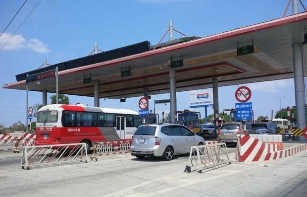 Phương tiện lưu thông qua một trạm thu phí BOT. (Nguồn: Vietnam+)