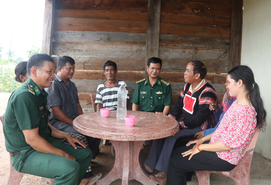 Cán bộ, chiến sĩ Bộ đội Biên phòng trao đổi với các già làng về công tác bảo vệ chủ quyền lãnh thổ, an ninh trật tự ở khu vực biên giới. Ảnh: T.D Cán bộ, chiến sĩ Bộ đội Biên phòng trao đổi với các già làng về công tác bảo vệ chủ quyền lãnh thổ, an ninh trật tự ở khu vực biên giới. Ảnh: T.D