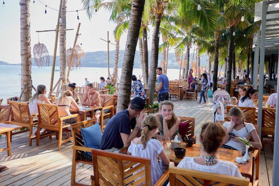Nơi đây sở hữu loạt nhà hàng, club đa dạng phong cách trên bãi biển