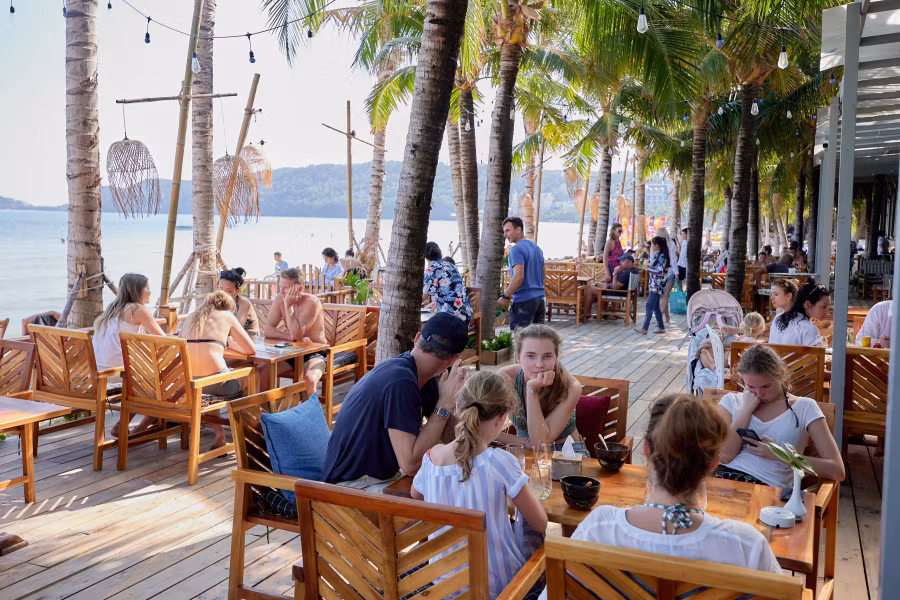 Nơi đây sở hữu loạt nhà hàng, club đa dạng phong cách trên bãi biển