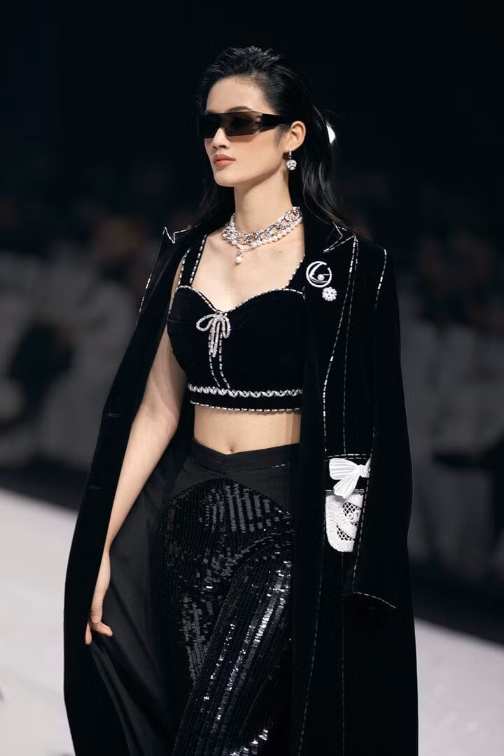 Trong thời gian nghỉ hè, Hoa hậu Huỳnh Trần Ý Nhi trở về Việt Nam để chuẩn bị cho hành trình tham dự Miss World 2025. Đến cuối tháng 7, nàng hậu sẽ tiếp tục quay lại Australia để đi học.