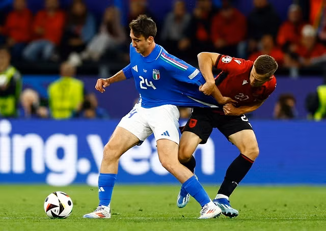 Andrea Cambiaso (trái) sẽ có ngày thi đấu vất vả trước các cầu thủ Tây Ban Nha