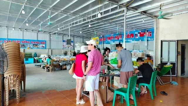 Một cửa hàng bán hải sản ở KDL biển Hải Tiến không niêm yết bảng giá Một cửa hàng bán hải sản ở KDL biển Hải Tiến không niêm yết bảng giá