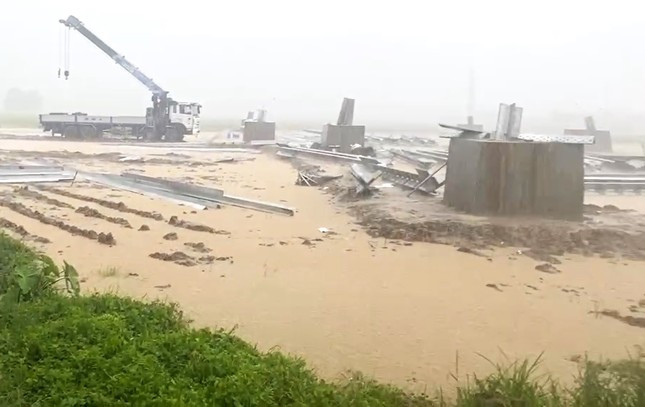 Vị trí cột số 295 thuộc địa bàn tỉnh Thái Bình bị mưa ngập. Vị trí cột số 295 thuộc địa bàn tỉnh Thái Bình bị mưa ngập.