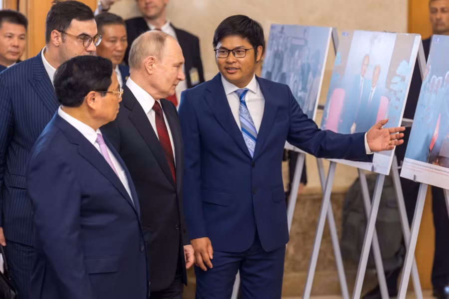 Thủ tướng Phạm Minh Chính và Tổng thống Liên bang Nga Vladimir Putin xem trưng bày ảnh về quan hệ Việt - Nga