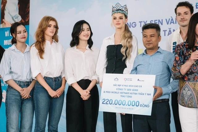 Hoa hậu Ý Nhi cùng đương kim Hoa hậu và Nam vương Thế giới trao tặng quà cho các em ở làng trẻ SOS, quận Gò Vấp (TP.HCM)