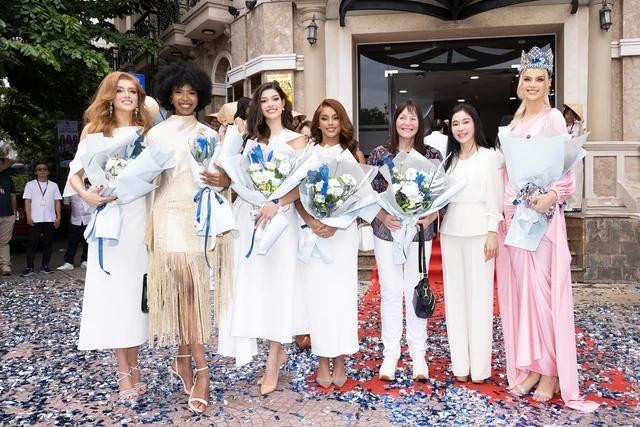 Hoa hậu Krystina Pyszkova cùng top 4 Hoa hậu Thế giới 2024 và chủ tịch của tổ chức này (áo hoa) rạng rỡ khi đến thăm Việt Nam