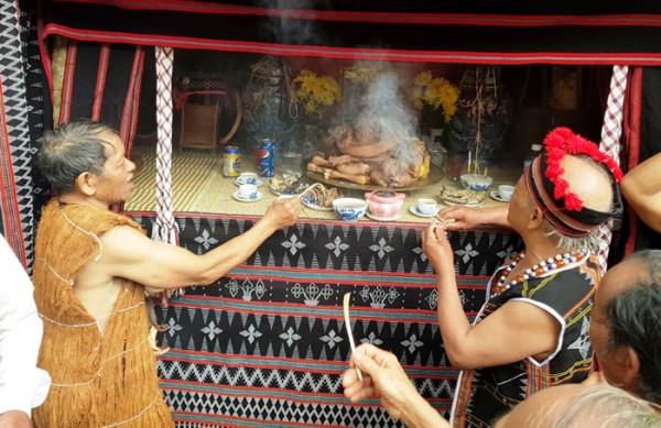 Áo vỏ cây vẫn được sử dụng trong nhiều lễ hội của đồng bào Cơ Tu. Áo vỏ cây vẫn được sử dụng trong nhiều lễ hội của đồng bào Cơ Tu.