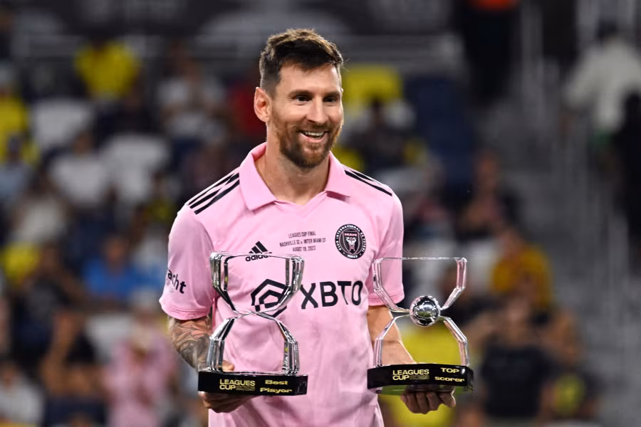 Messi nhận cú đúp giải thưởng Vua phá lưới và Cầu thủ xuất sắc nhất khi cùng CLB Inter Miami vô địch Leagues Cup năm 2023