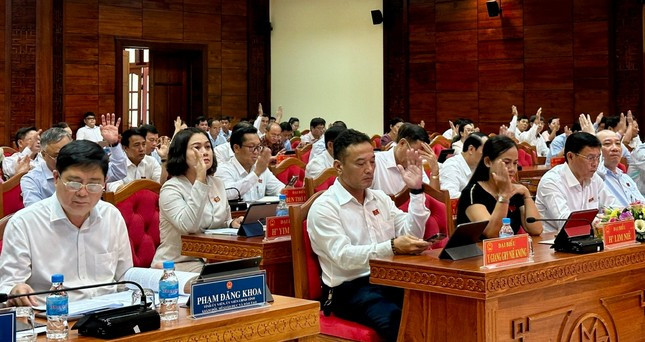 Các đại biểu biểu quyết thông qua các nghị quyết tại kỳ họp