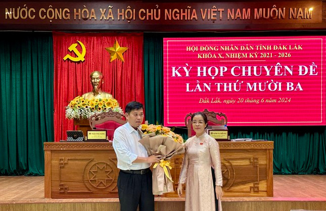 Chủ tịch HĐND tỉnh Đắk Lắk Huỳnh Thị Chiến Hòa tặng hoa chúc mừng ông Nguyễn Kính