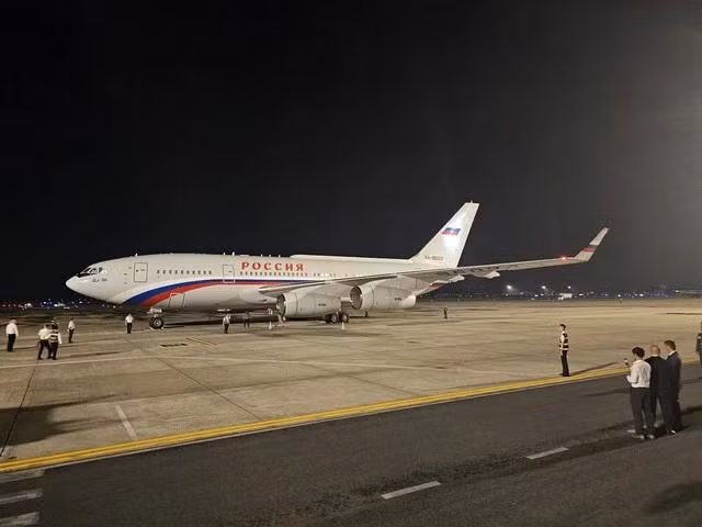 Lúc 1 giờ 42 ngày 20.6, chuyên cơ chở Tổng thống Vladimir Putin đã hạ cánh sân bay Nội Bài