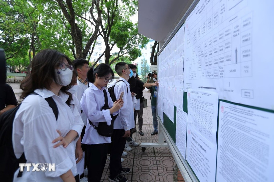 Thí sinh kiểm tra, rà soát thông tin cá nhân tại điểm thi. (Ảnh: Hoàng Hiếu/TTXVN)