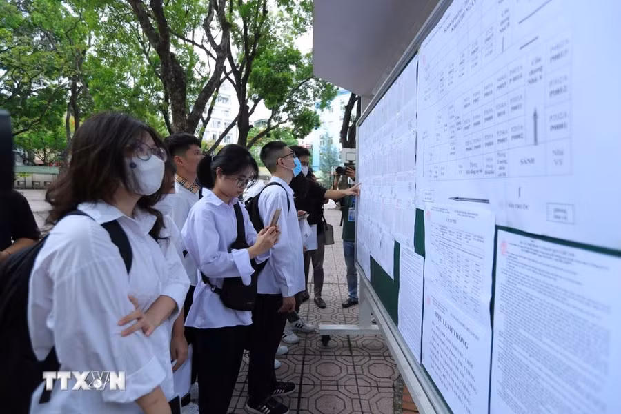 Thí sinh kiểm tra, rà soát thông tin cá nhân tại điểm thi. (Ảnh: Hoàng Hiếu/TTXVN)