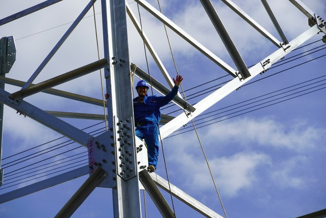 Gió giật liên hồi khiến việc thi công trụ điện số 9 rất khó khăn, vượt qua cả giới hạn cho phép Gió giật liên hồi khiến việc thi công trụ điện số 9 rất khó khăn, vượt qua cả giới hạn cho phép