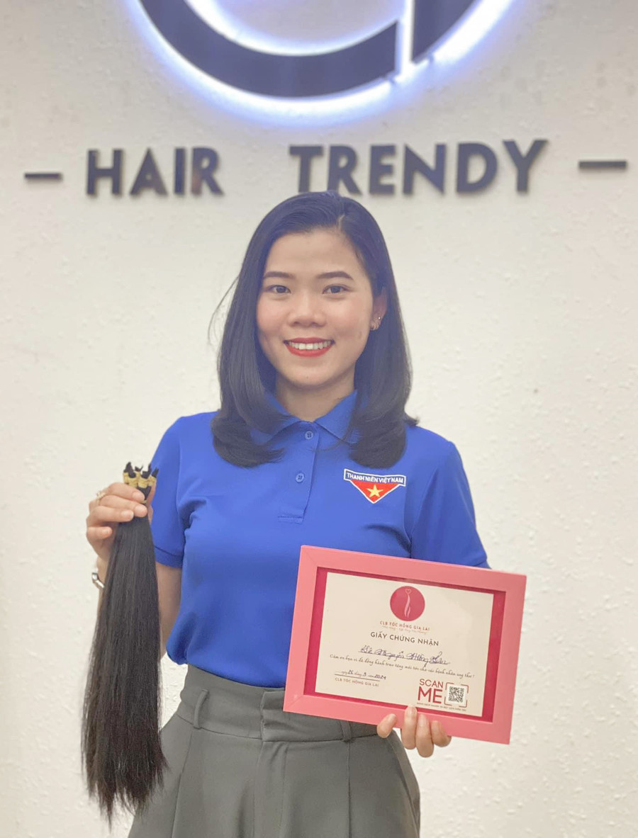 Chị Lê Nguyễn Hồng Vân hiến tặng tóc cho bệnh nhân ung thư do Câu lạc bộ Tóc hồng Gia Lai triển khai. Ảnh: Salon Bi Mon