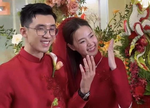 Midu và bạn trai thiếu gia rạng rỡ trong ngày trọng đại