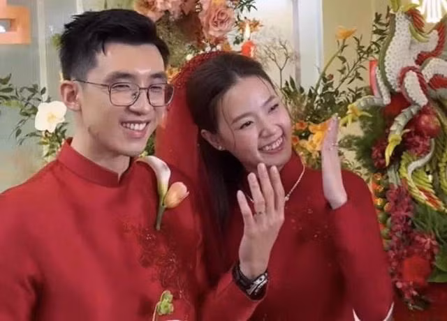 Midu và bạn trai thiếu gia rạng rỡ trong ngày trọng đại