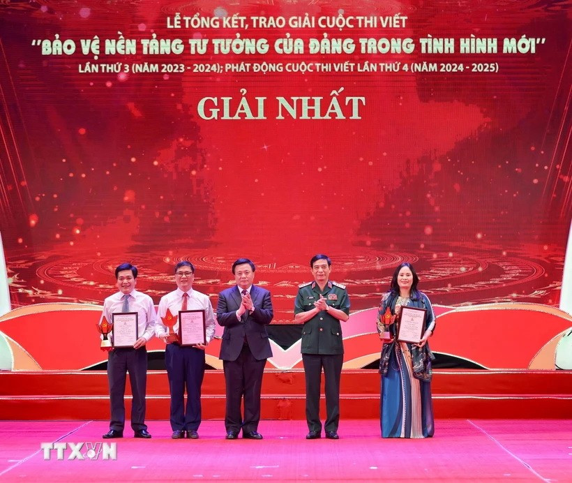 Đại tướng Phan Văn Giang, Ủy viên Bộ Chính trị, Bộ trưởng Bộ Quốc phòng và ông Nguyễn Xuân Thắng, Ủy viên Bộ Chính trị, Chủ tịch Hội đồng Lý luận Trung ương, Giám đốc Học viện Chính trị Quốc gia Hồ Chí Minh trao giải cho các tác giả, nhóm tác giả đoạt giải Nhất cuộc thi viết &quot; Bảo vệ nền tảng tư tưởng của Đảng trong tình hình mới.&quot; (Ảnh: Thanh Tùng/TTXVN)