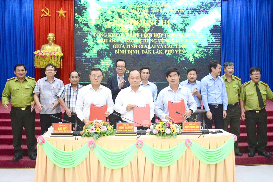 Đại diện lãnh đạo UBND các tỉnh Gia Lai, Đắk Lắk, Phú Yên ký kết Quy chế phối hợp quản lý, bảo vệ rừng vùng giáp ranh giai đoạn tiếp theo. Ảnh: M.P Đại diện lãnh đạo UBND các tỉnh Gia Lai, Đắk Lắk, Phú Yên ký kết Quy chế phối hợp quản lý, bảo vệ rừng vùng giáp ranh giai đoạn tiếp theo. Ảnh: M.P