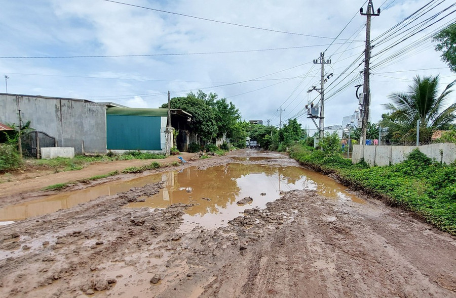 Dự án kéo dài, đoạn đầu tuyến chưa được thi công, mặt đường xuất hiện nhiều “ổ voi” nguy cơ cao xảy ra tai nạn giao thông, nhất là trong mùa mưa. (Ảnh: Tuấn Anh/TTXVN) Dự án kéo dài, đoạn đầu tuyến chưa được thi công, mặt đường xuất hiện nhiều “ổ voi” nguy cơ cao xảy ra tai nạn giao thông, nhất là trong mùa mưa. (Ảnh: Tuấn Anh/TTXVN)