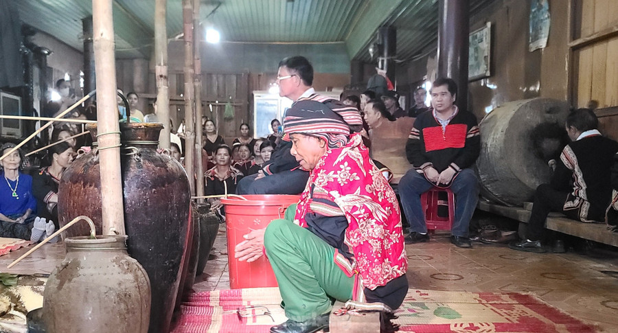 Ông Y Mang - Phó phòng Văn hóa, Thông tin huyện Cư M’gar chia sẻ lễ cúng sức khỏe mang ý nghĩa tốt đẹp. Việc phục dựng lễ cúng nhằm góp phần khơi dậy niềm tự hào, tinh thần đoàn kết trong cộng đồng dân tộc. Từ đó, mọi người có ý thức bảo vệ, phát huy giá trị văn hóa truyền thống dân tộc, từng bước xây dựng sản phẩm phục vụ phát triển du lịch tại địa phương. Ông Y Mang - Phó phòng Văn hóa, Thông tin huyện Cư M’gar chia sẻ lễ cúng sức khỏe mang ý nghĩa tốt đẹp. Việc phục dựng lễ cúng nhằm góp phần khơi dậy niềm tự hào, tinh thần đoàn kết trong cộng đồng dân tộc. Từ đó, mọi người có ý thức bảo vệ, phát huy giá trị văn hóa truyền thống dân tộc, từng bước xây dựng sản phẩm phục vụ phát triển du lịch tại địa phương.