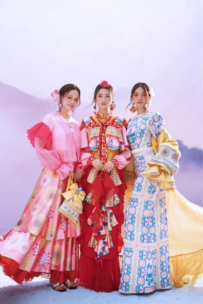 Hoa hậu Ý Nhi khoe làn da trắng nổi bật &quot;đọ sắc&quot; cùng hai á hậu Đào Thị Hiền và Minh Kiên. Các người đẹp cùng hóa thành những cô gái dân tộc thiểu số khi khoác lên mình thiết kế độc đáo của Thủy Nguyễn