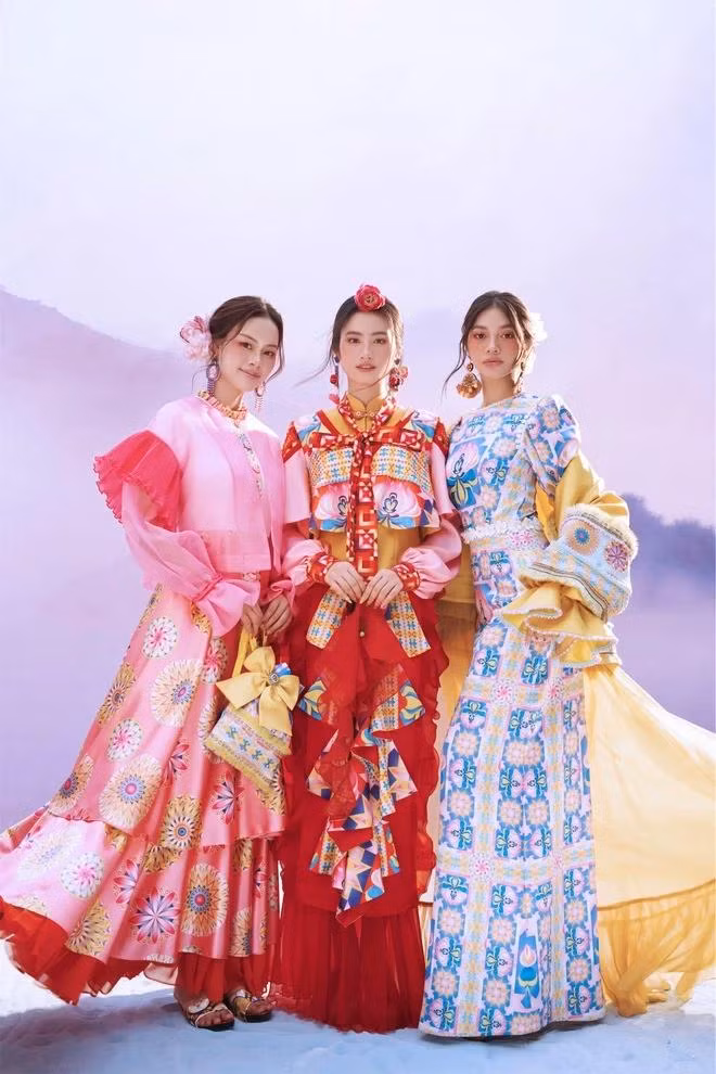 Hoa hậu Ý Nhi khoe làn da trắng nổi bật "đọ sắc" cùng hai á hậu Đào Thị Hiền và Minh Kiên. Các người đẹp cùng hóa thành những cô gái dân tộc thiểu số khi khoác lên mình thiết kế độc đáo của Thủy Nguyễn