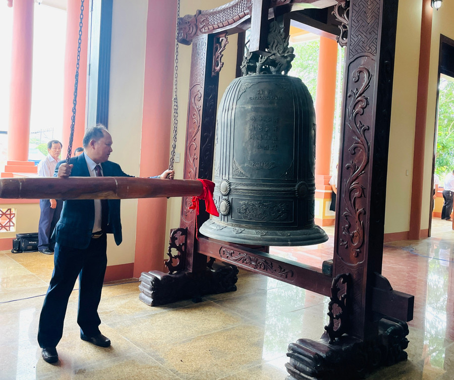 Phó Bí thư Tỉnh ủy Rah Lan Chung đánh hồi chuông thỉnh anh linh các liệt sĩ tại lễ viếng. Ảnh: Lam Nguyên Phó Bí thư Tỉnh ủy Rah Lan Chung đánh hồi chuông thỉnh anh linh các liệt sĩ tại lễ viếng. Ảnh: Lam Nguyên