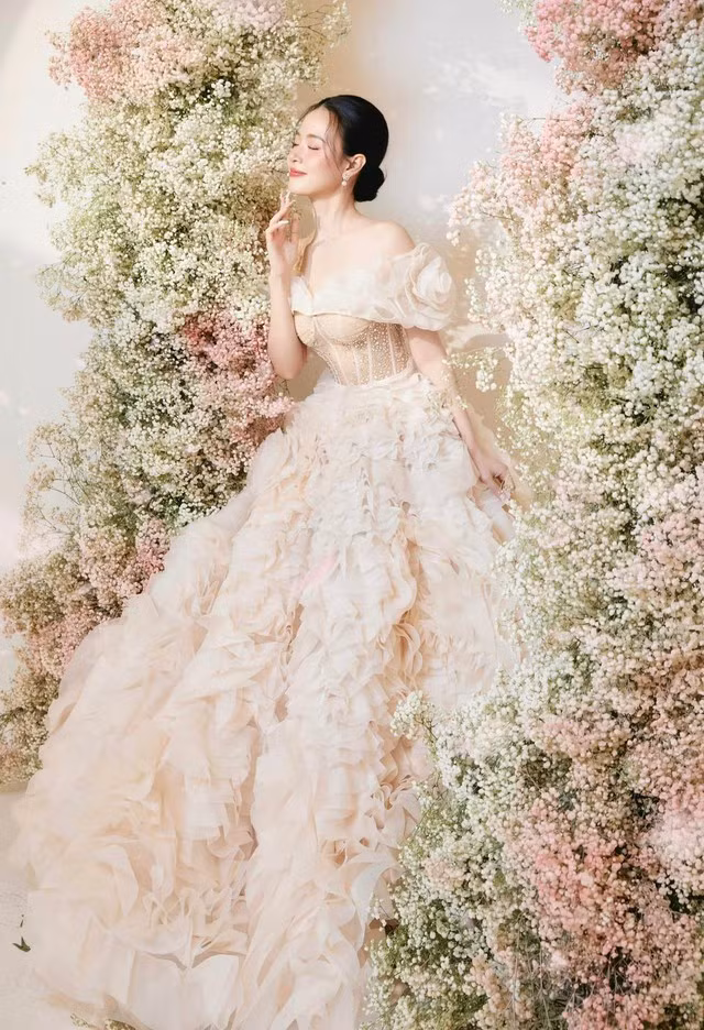 Đầm cưới lấy cảm hứng từ hoa hồng