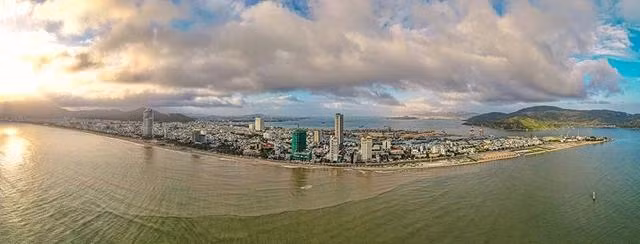 Nội thành Quy Nhơn được bao bọc bởi biển Đông và đầm Thị Nại