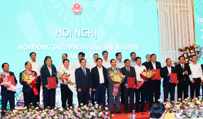 Phó Thủ tướng trao Quyết định phê duyệt Quy hoạch vùng Tây Nguyên cho lãnh đạo 5 tỉnh Phó Thủ tướng trao Quyết định phê duyệt Quy hoạch vùng Tây Nguyên cho lãnh đạo 5 tỉnh