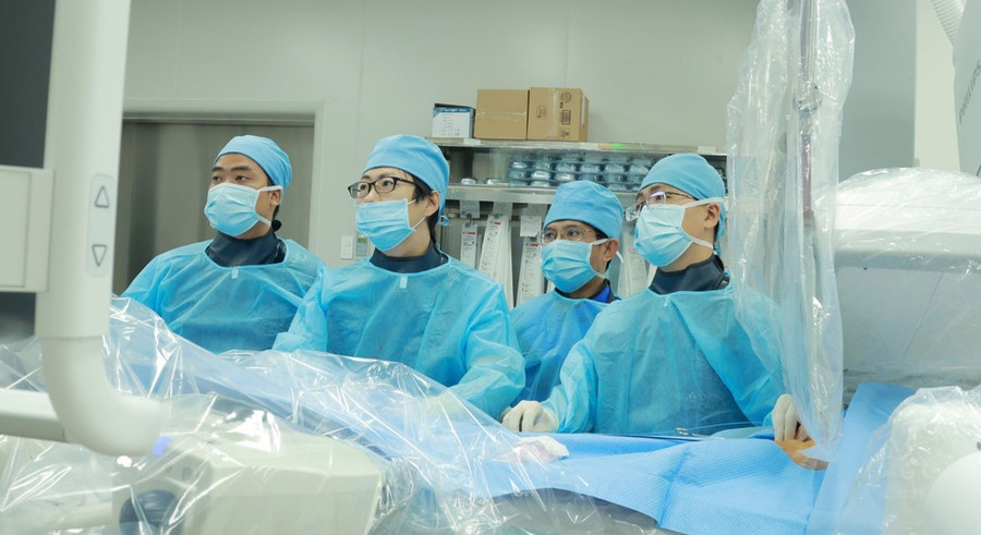 TS-BS Đỗ Nguyên Tín (thứ 2 từ phải sang) cùng đồng nghiệp trong một ca can thiệp tim mạch TS-BS Đỗ Nguyên Tín (thứ 2 từ phải sang) cùng đồng nghiệp trong một ca can thiệp tim mạch