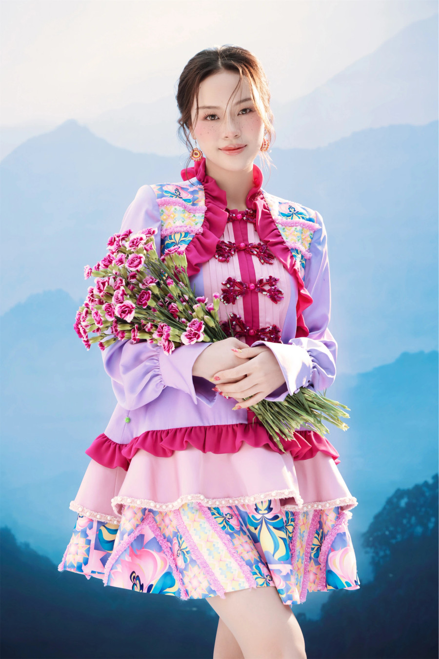 Á hậu 1 Hoa hậu Thế giới Việt Nam 2023 Đào Thị Hiền khoe nhan sắc trong trẻo khi diện váy đầy màu sắc nằm trong bộ sưu tập Tơ hồng